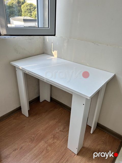 Ağ rəngli kompakt masa - Minimalist dizayn, düz səthli