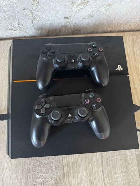 PlayStation 4 pro oyun konsolu satılır. Dəstə 2 ədəd pult daxildir — Игровые приставки