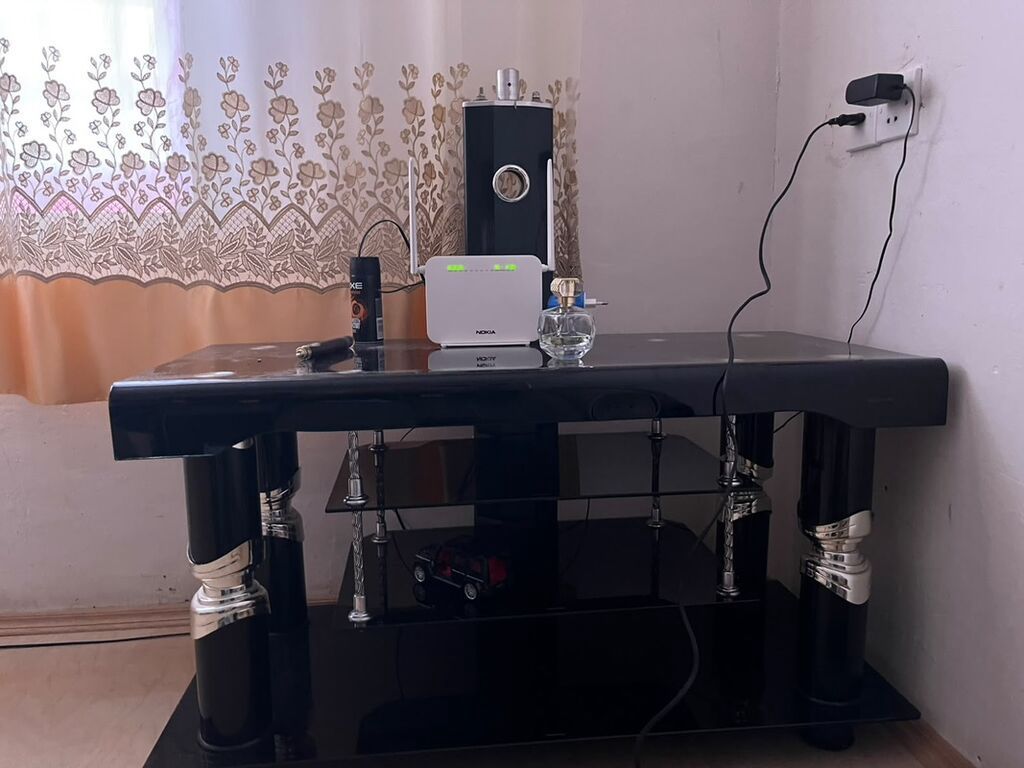 Qara şüşə televizor/mediastend - Material: parlaq qara temperli şüşə