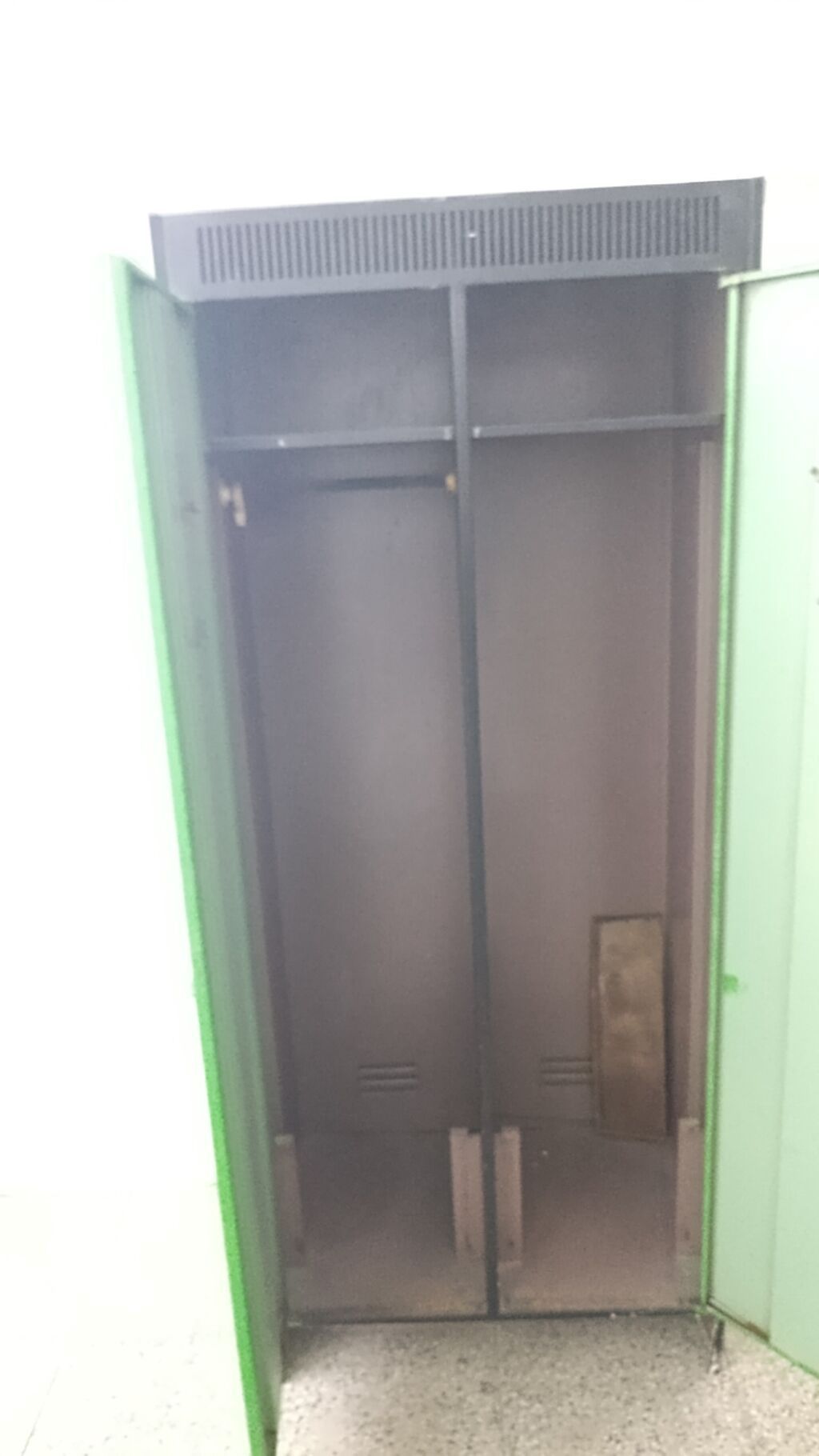 Metall şkaf – 2 qapılı, havalandırma panjurlu üst hissə ilə — Mallar, Bakı (5)