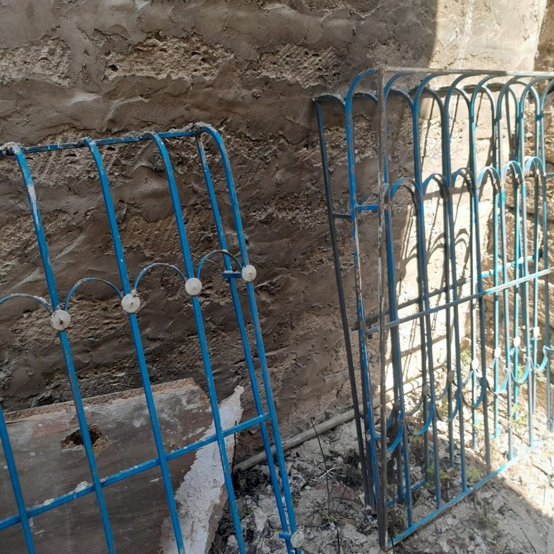Dəmir barmaqlıqlar — Mallar, Bakı