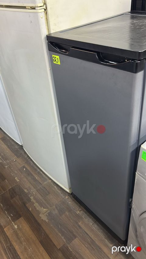 Kompakt bir qapılı soyuducu, boz-qara rəng