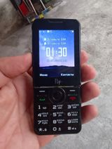 Düyməli mobil telefon – Philips Xenium seriyası (ön paneldə Fly — Volk Volk