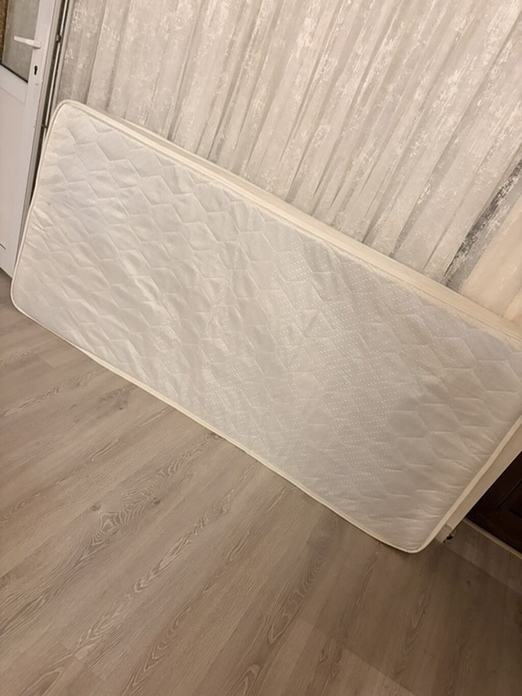 Tək ölçülü döşək - Rəng: ağ, krem tonlarında - Ölçü: tək nəfərlik