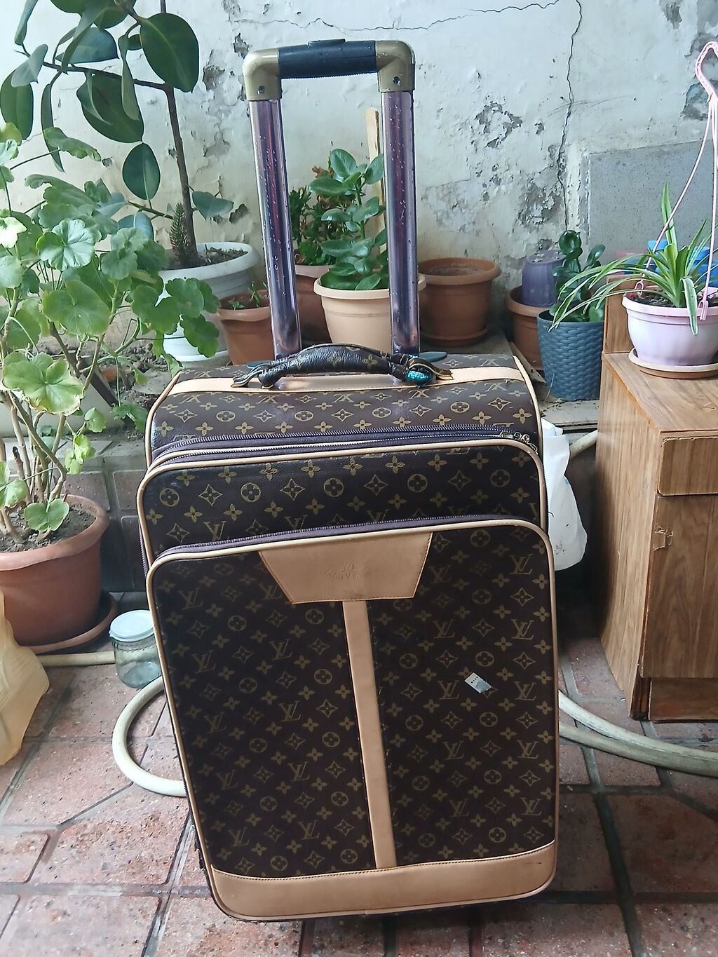 LOUIS VUITTON brendi olan təkərlı, teleskopik tutacaqlı böyük tutumlu — Çamadanlar, Bakı (2)