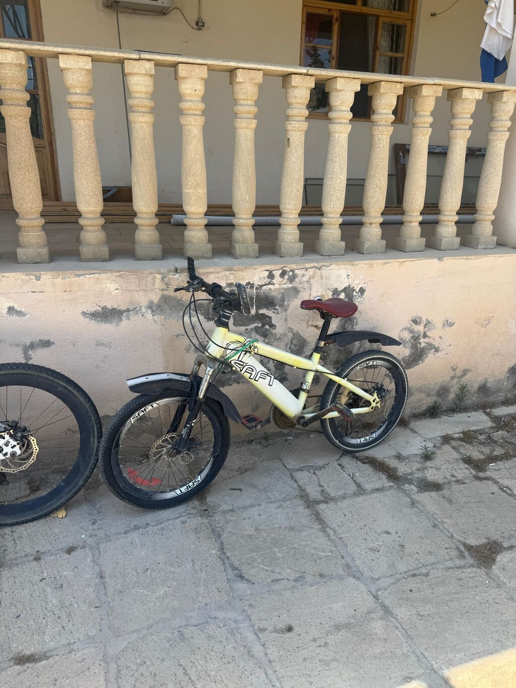 SAFT markalı velosipedlər. Şəkillərdə iki fərqli velosiped görünür