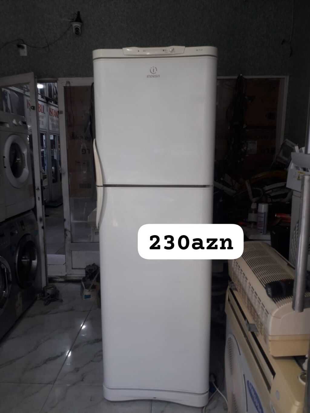 Indesit iki qapılı soyuducu - Yuxarıda soyuducu bölmə, aşağıda
