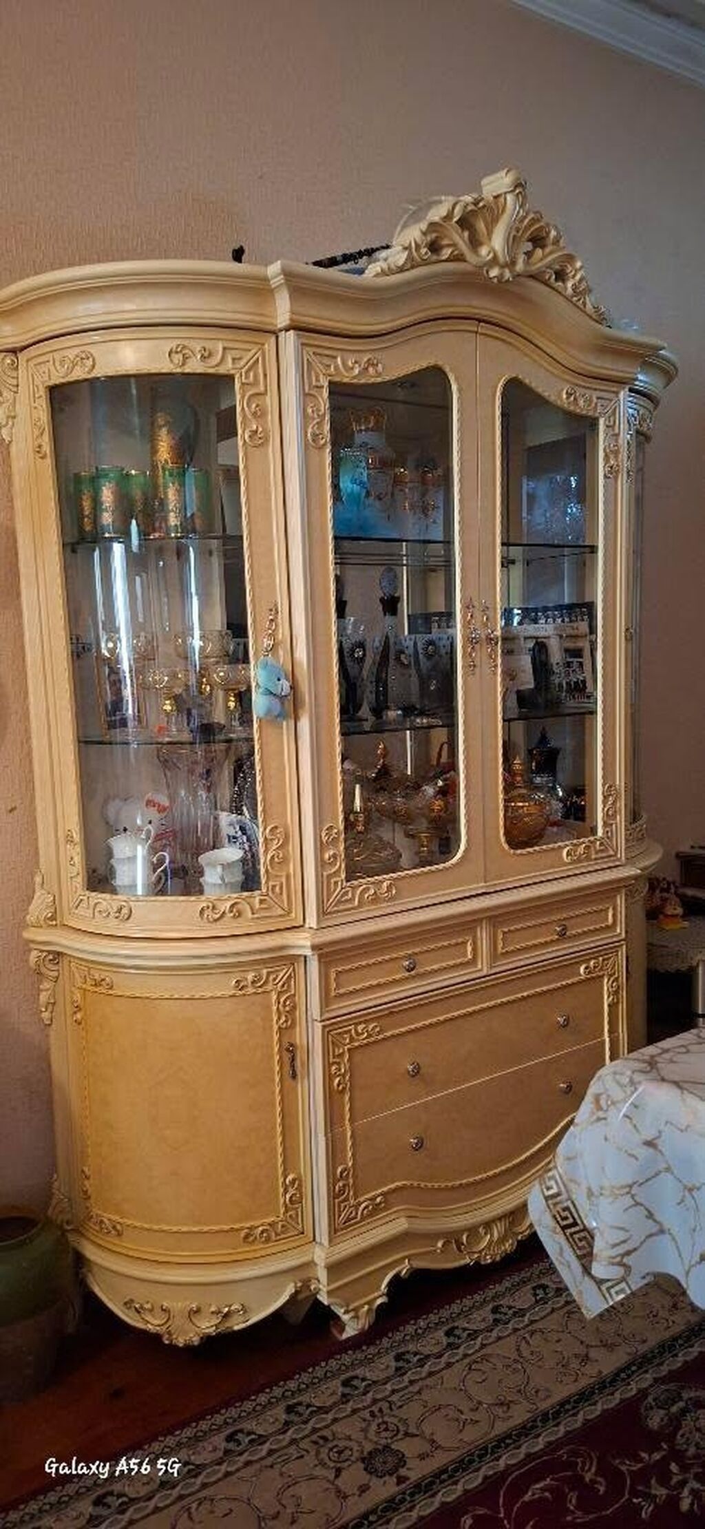 Klassik üslubda vitrinli qonaq otağı dəsti - Rəng: krem/şampan — Mebel, Bakı (4)