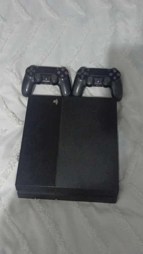 Hamsı bir yerdə 300 manatdır PlayStation 4 ideal vəziyyətdə heç bir