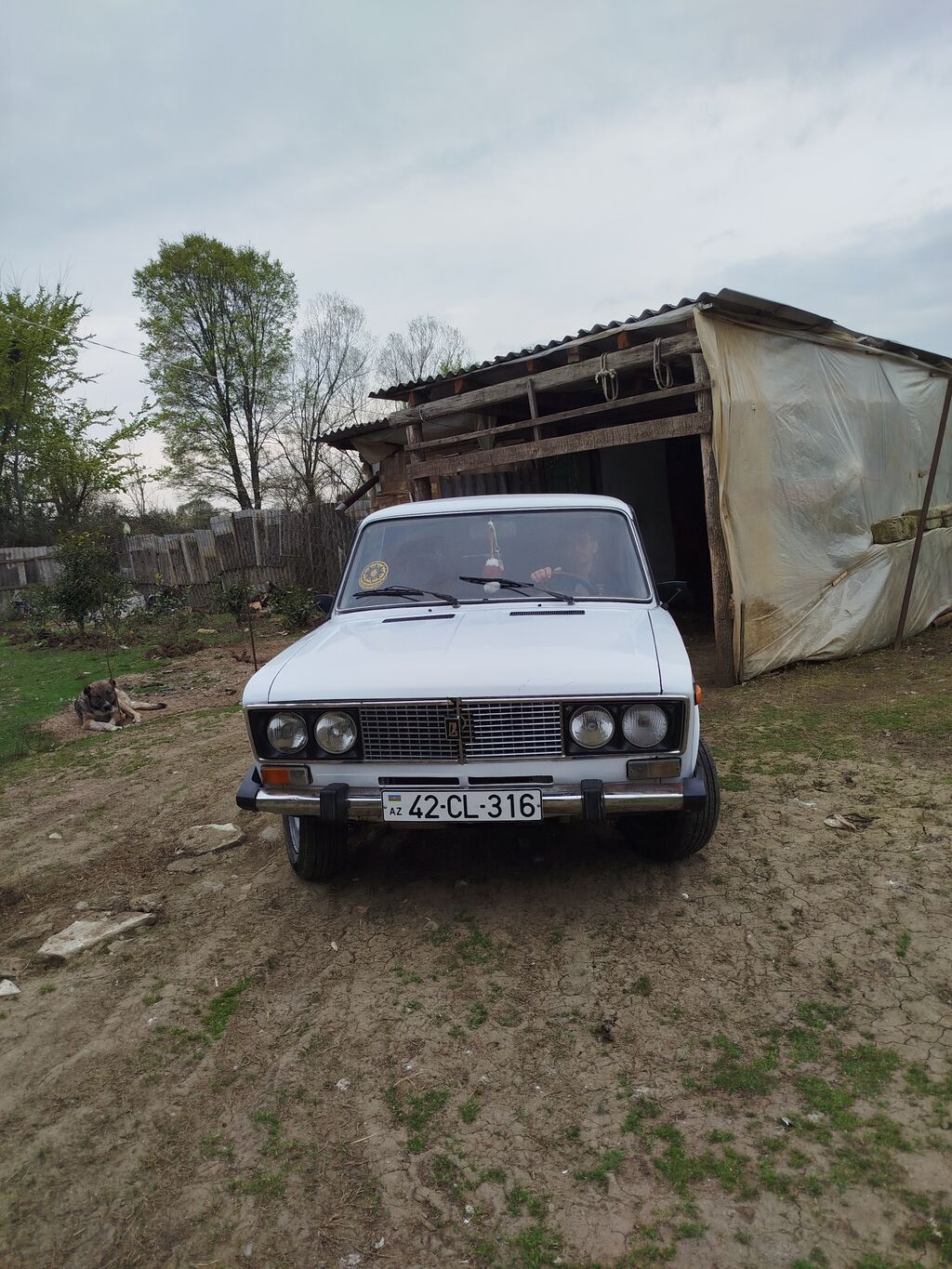 VAZ 2106, ağ rəng, sedan kuzov. Klassik xrom ön barmaqlıq və dördkünc