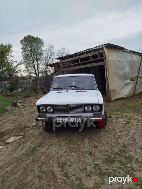 VAZ 2106, ağ rəng, sedan kuzov. Klassik xrom ön barmaqlıq və dördkünc — Lənkəran