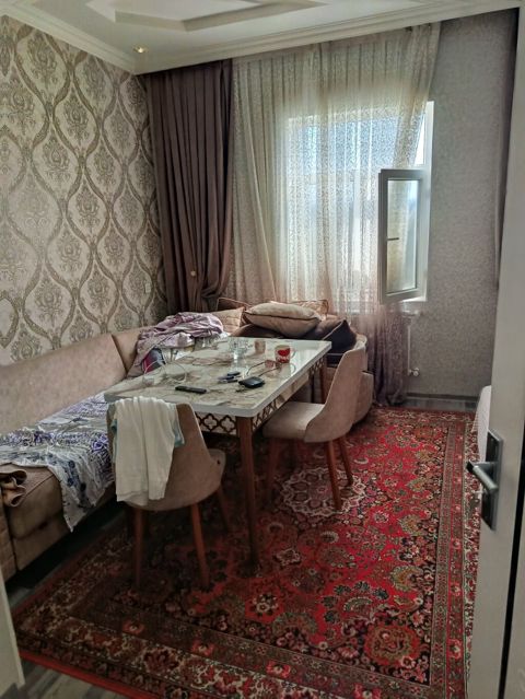 Künc divan yaxşı vəziyyətdə.kocmeyimle əlaqədər satiram