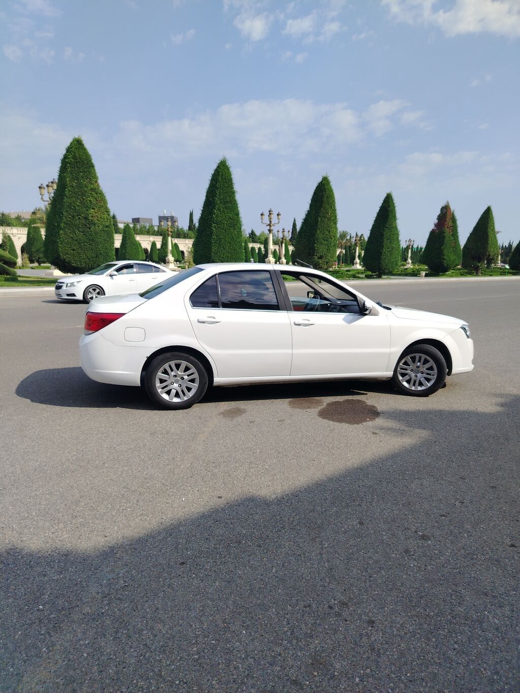 Ağ rəngli sedan avtomobil Xüsusiyyətlər: - Gövdə: 4 qapılı sedan, ağ — Avto, Gəncə