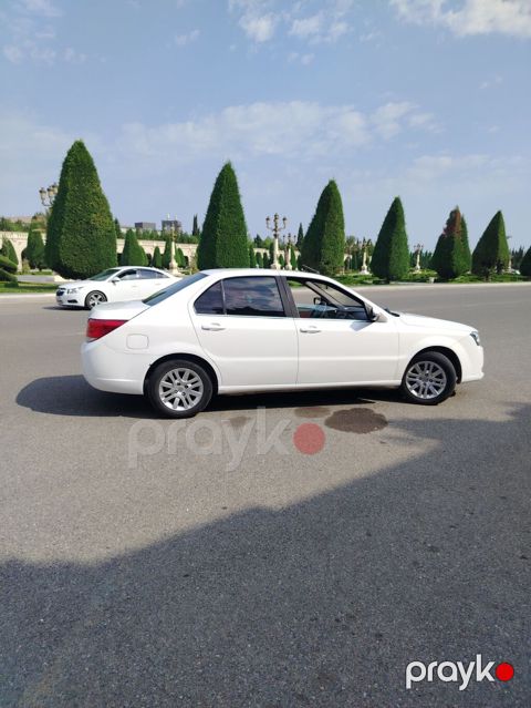 Ağ rəngli sedan avtomobil Xüsusiyyətlər: - Gövdə: 4 qapılı sedan, ağ — Gəncə