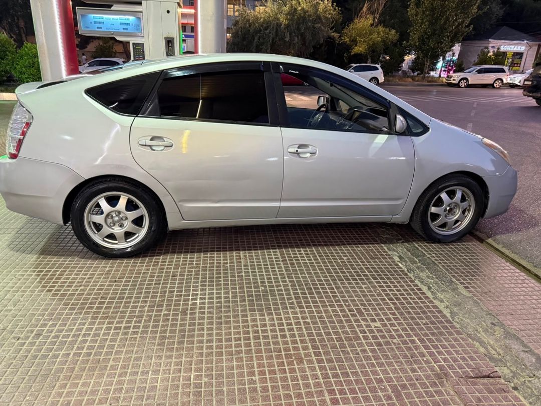“Toyota Prius” icarəsi — Avtomobil icarəsi, Bakı (3)