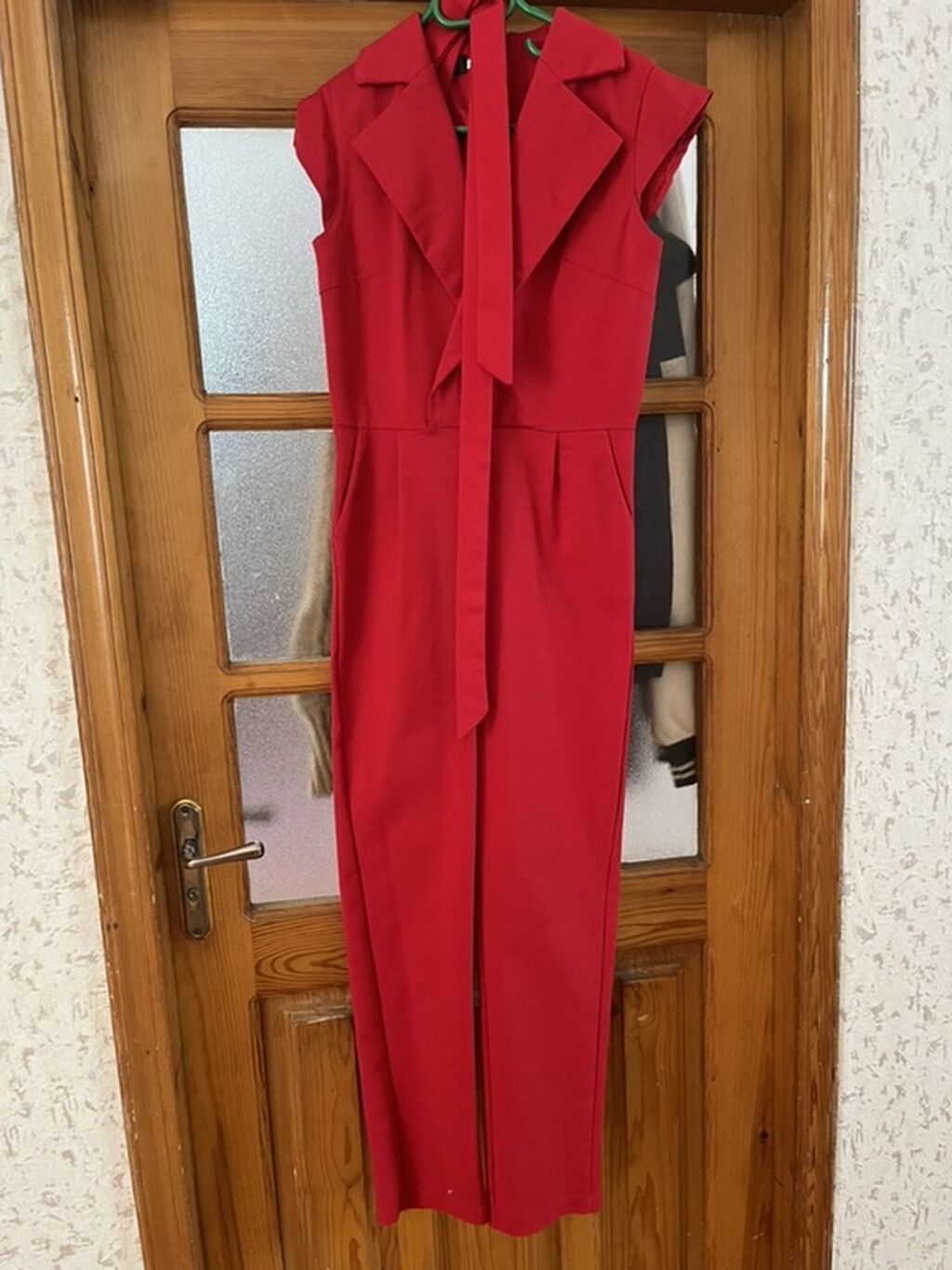 Qadın tulumu – qırmızı rəng - Model: qolsuz, klassik yaxalıq və uzun — Mallar, Digah