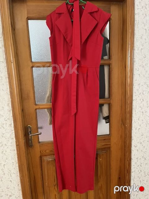Qadın tulumu – qırmızı rəng - Model: qolsuz, klassik yaxalıq və uzun