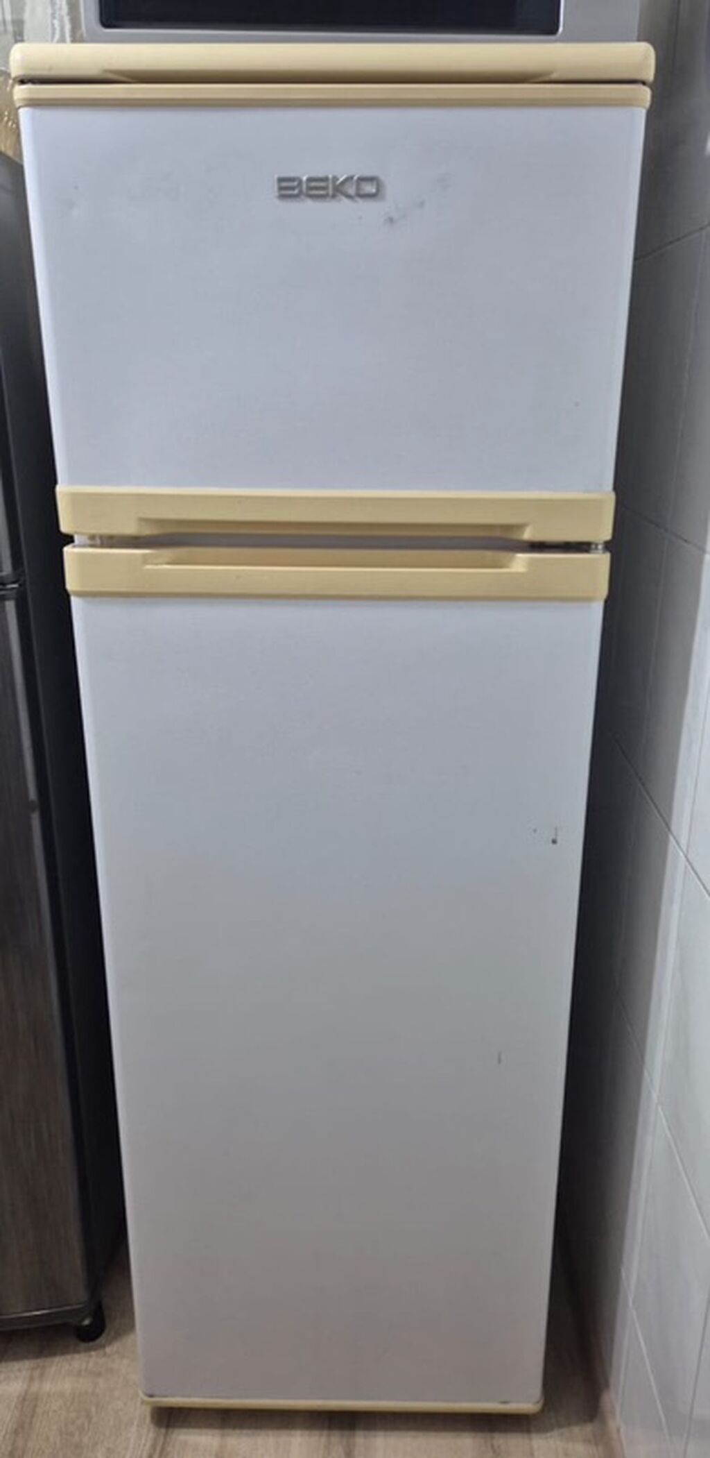 Beko iki qapılı soyuducu - Üst kamera: dondurucu. İçəridə metal rəf — Soyuducular, Bakı (3)