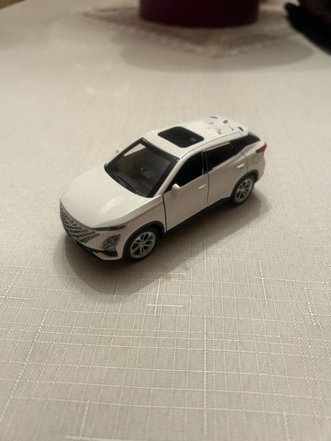 Ağ rəngli metal miniatür SUV maşın modeli - Miqyas: təxmini 1:32–1:36 — Novxanı