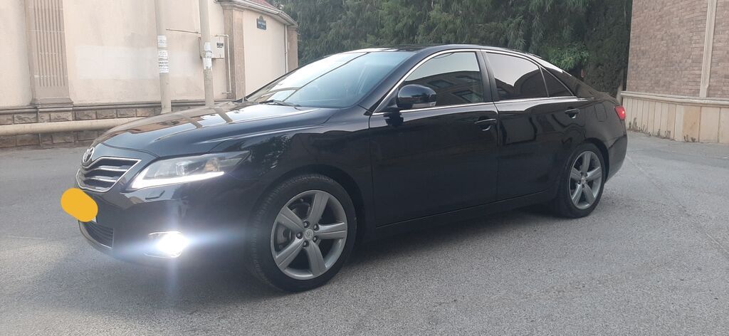 Toyota Camry – qara rəngdə, SERVIZ RESMI DILER.sedan kuzov. Ön LED — Avto, Bakı (6)