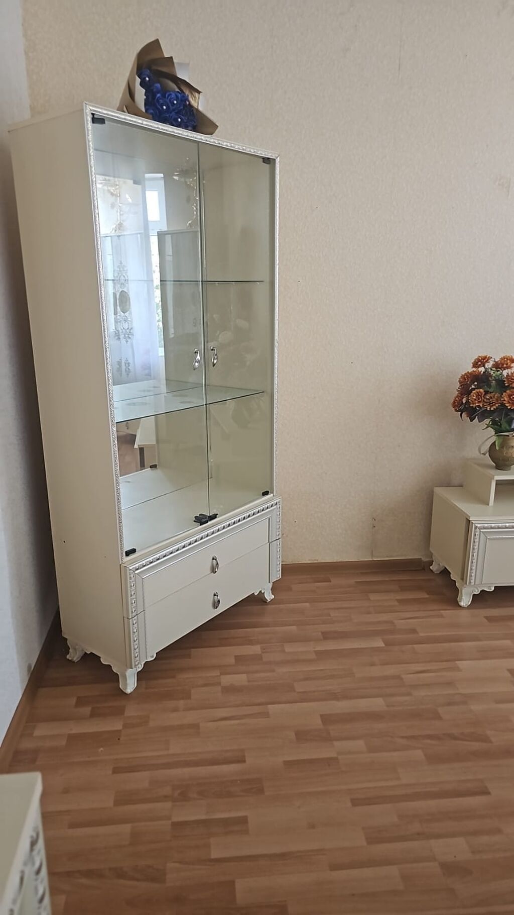 Klassik üslubda krem rəngində mebel dəsti Tərkib: - Şüşəli vitrin — Mebel, Tovuz (2)