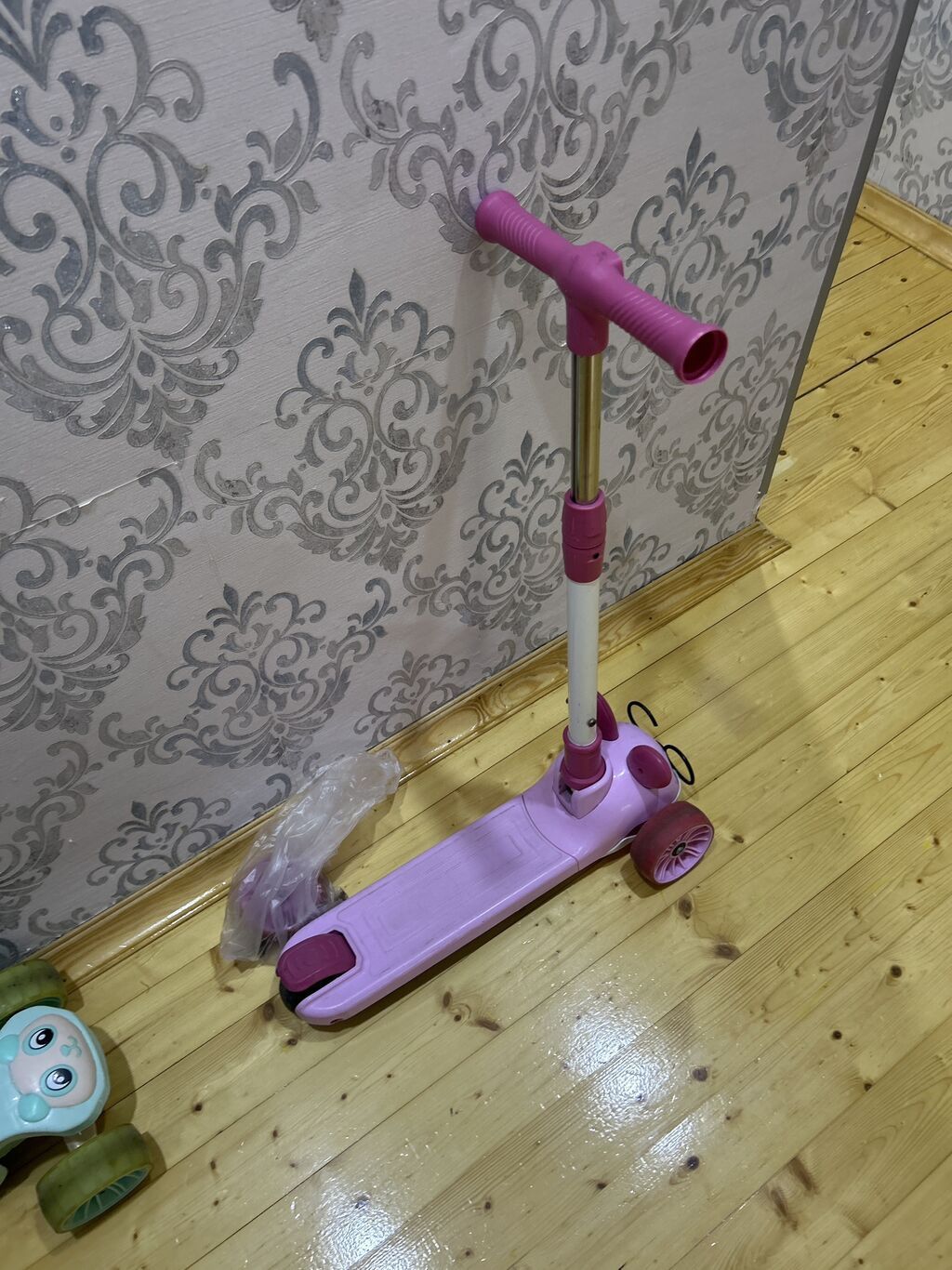 Skuter qız uşağı üçün. Musiqili, işıqlı. Sadəcə təkəri çıxıb — Mallar, Bakı (2)