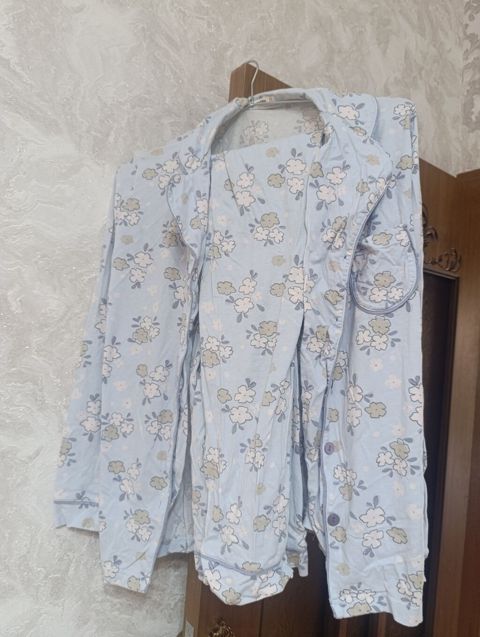 Mavi rəngli, çiçək naxışlı qadın pijama dəsti. Yumşaq, yüngül parça