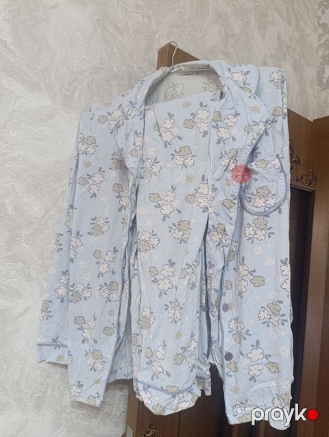 Mavi rəngli, çiçək naxışlı qadın pijama dəsti. Yumşaq, yüngül parça