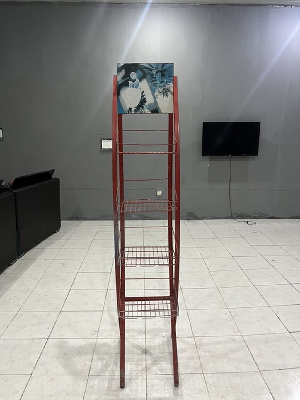 Metal reklam və məhsul stendi satılır. Qırmızı rəngli, döşəməüstü