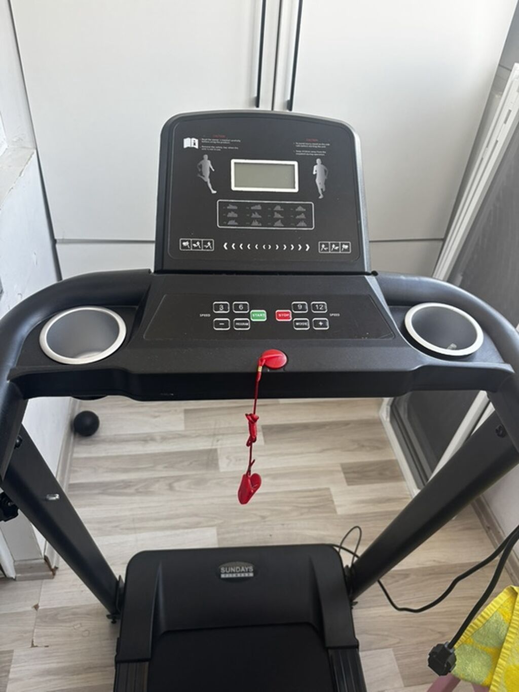 Sundays Fitness qaçış trenajoru - Kompakt qatlanan dizayn: Asanlıqla