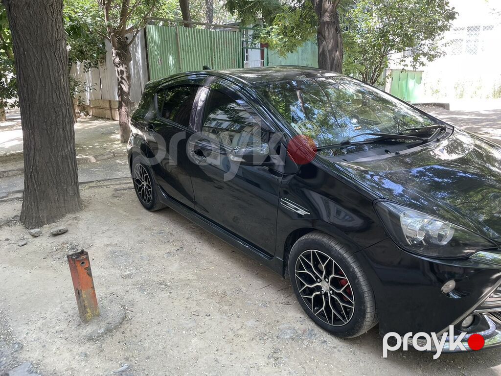 Toyota Aqua (hatchback) – qara rəng - Kompakt hibrid şəhər avtomobili 77-GV-704 — Avto, Bakı (3)