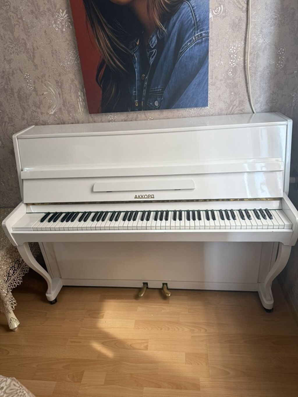 Akkord upright pianino – klassik akustik model, ağ rəngdə parlaq — Mallar, Masazır