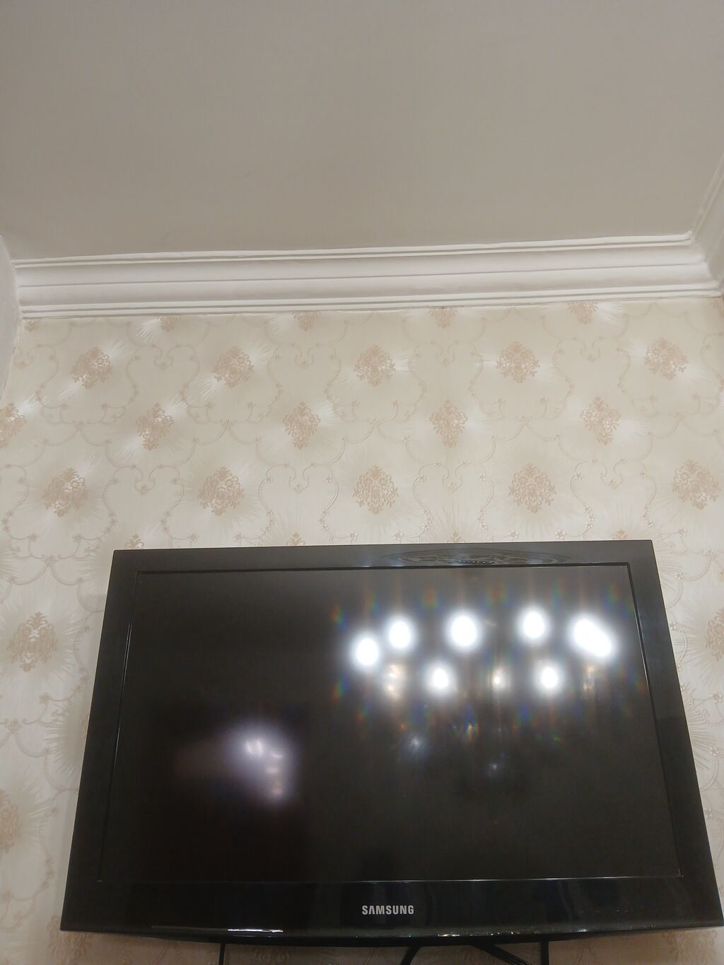 Samsung LCD televizor - Ekran: təxminən 32 düym (ölçü rəsmdəki