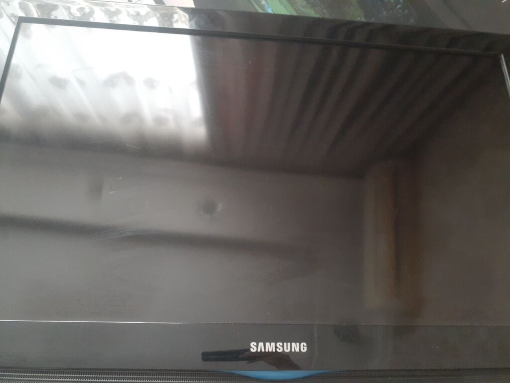 Samsung LCD televizor - Ekran: təxmini 32" (80 sm) diaqonal, parlaq