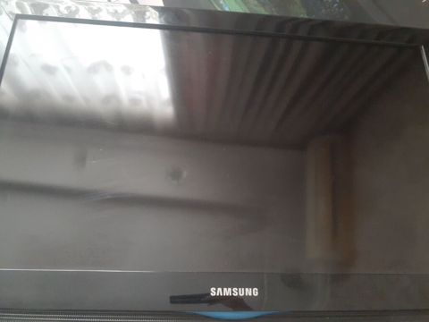 Samsung LCD televizor - Ekran: təxmini 32" (80 sm) diaqonal, parlaq