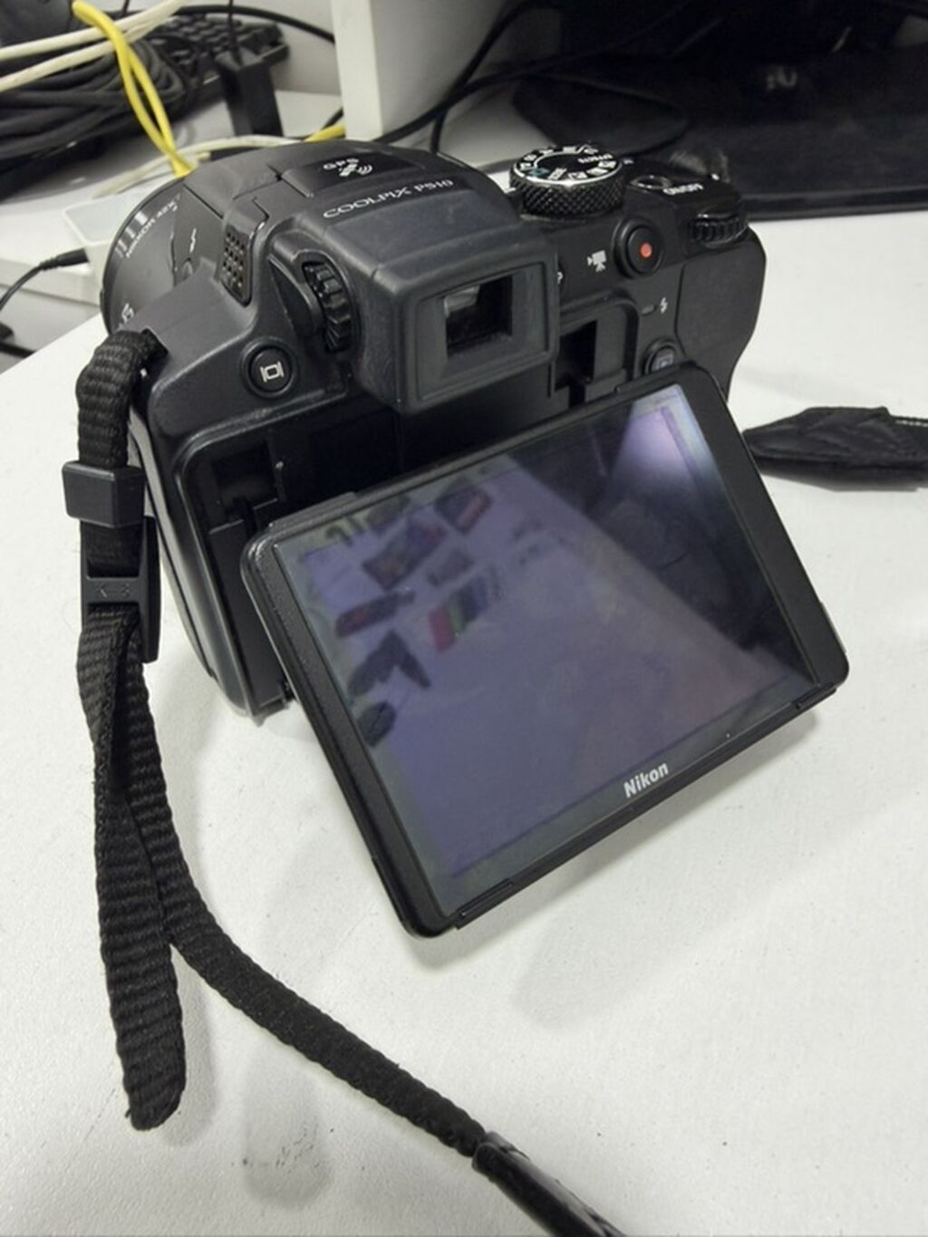 Nikon COOLPIX P510 fotoaparat. Model üzərində “Nikon COOLPIX P510”