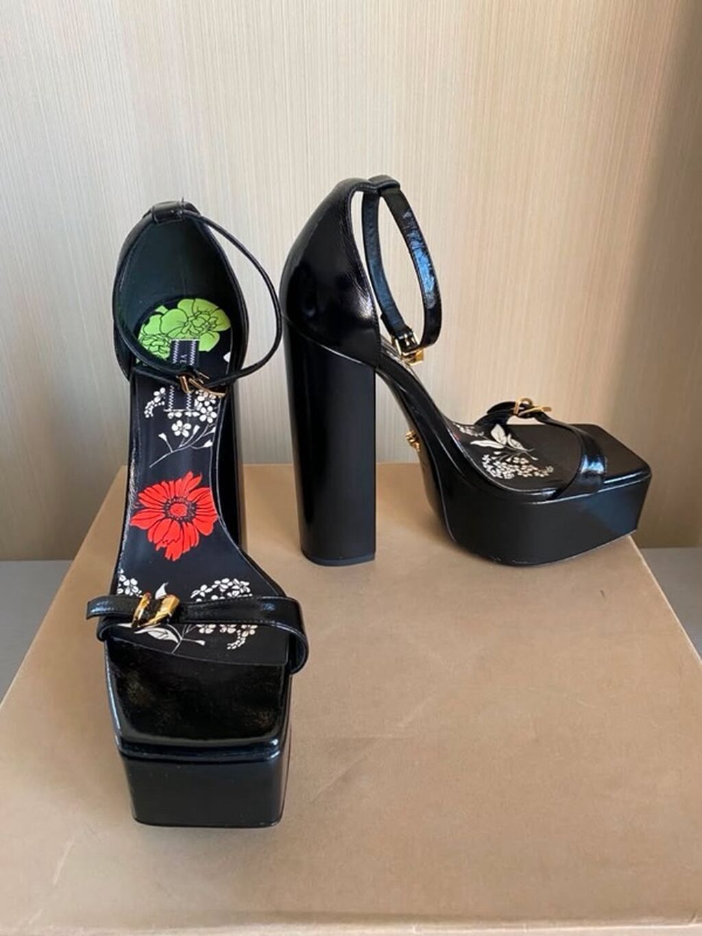 Bir neçe saat geyinilib. Alınıb: 1839Azn. Parçasız/Qutusuz. Versace — Sandal, Bakı (2)