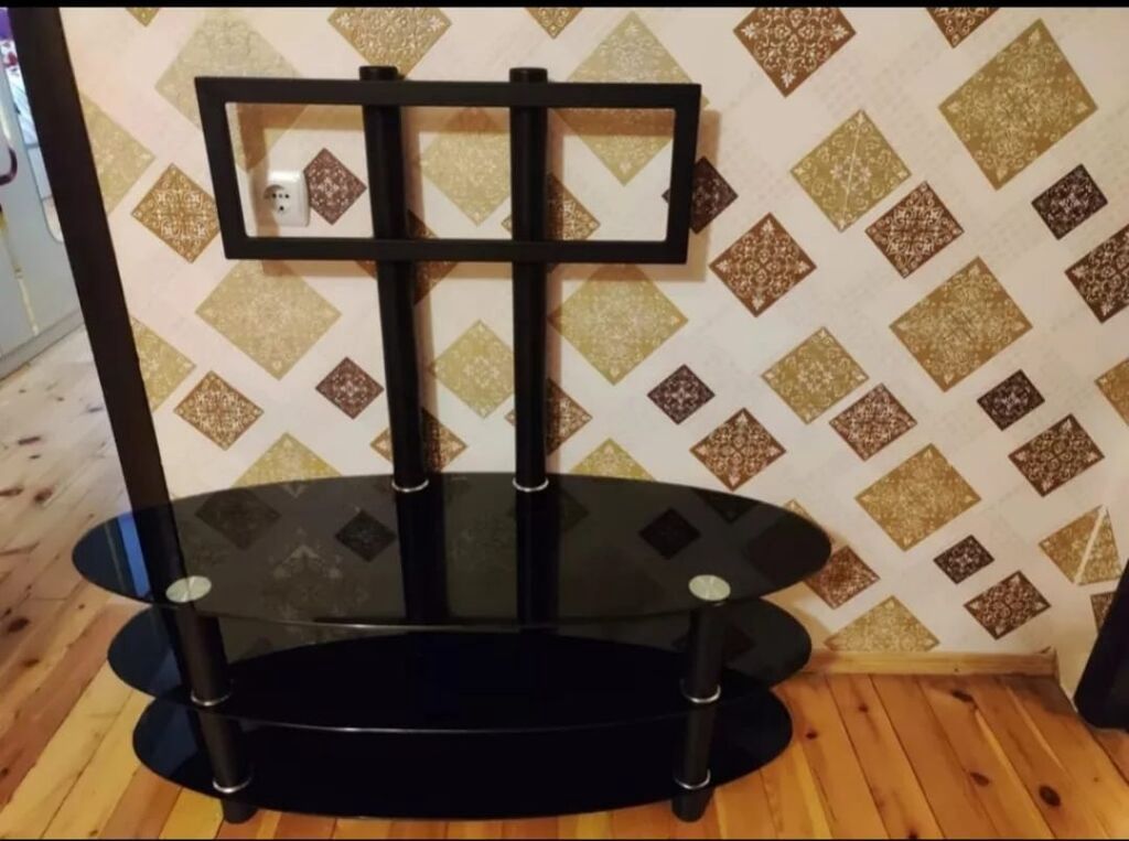 TV üçün stend — oval rəflər və metal dayaqlı asqı sistemi