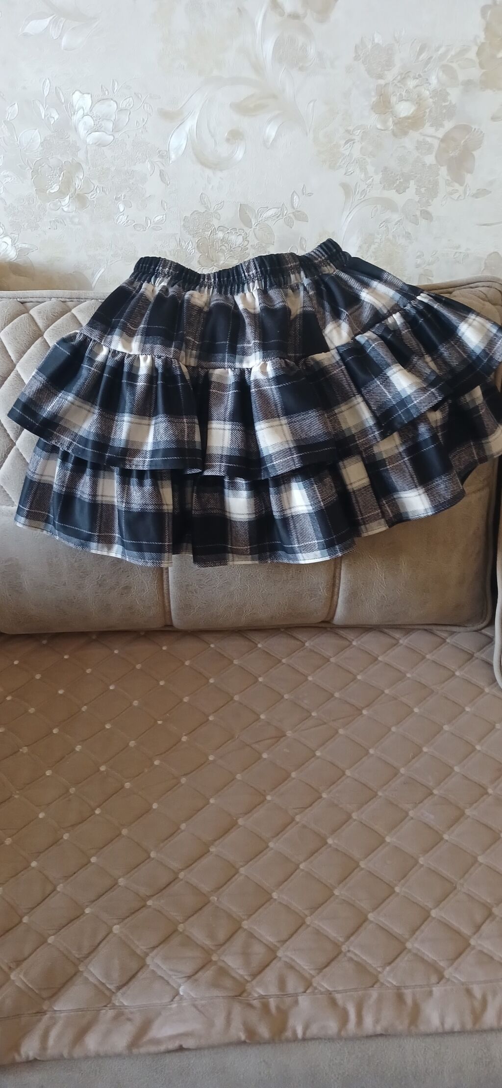 Qara-ağ-bej tonlarında, xətlər (çəkmə) naxışlı ətək. - Model: qısa — Ətəklər, Bakı (2)