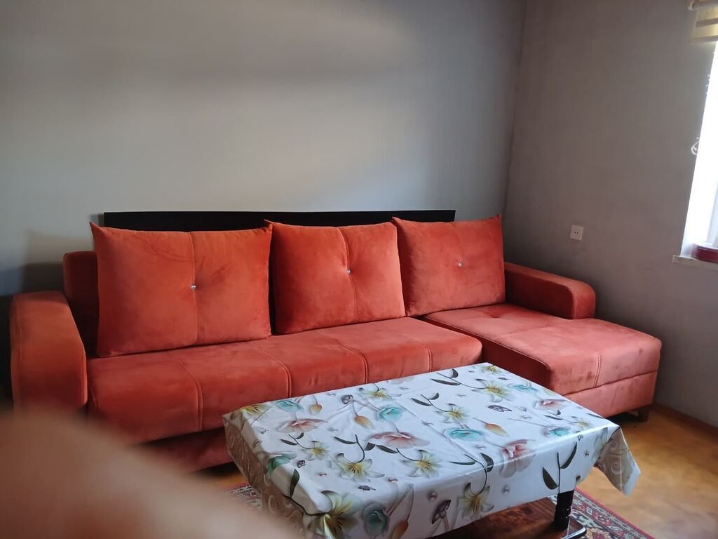 Künc divan satılır təcili satılır. Qiyməti 300 manat. Ünvan Şuvəlan — Mebel, Bakı