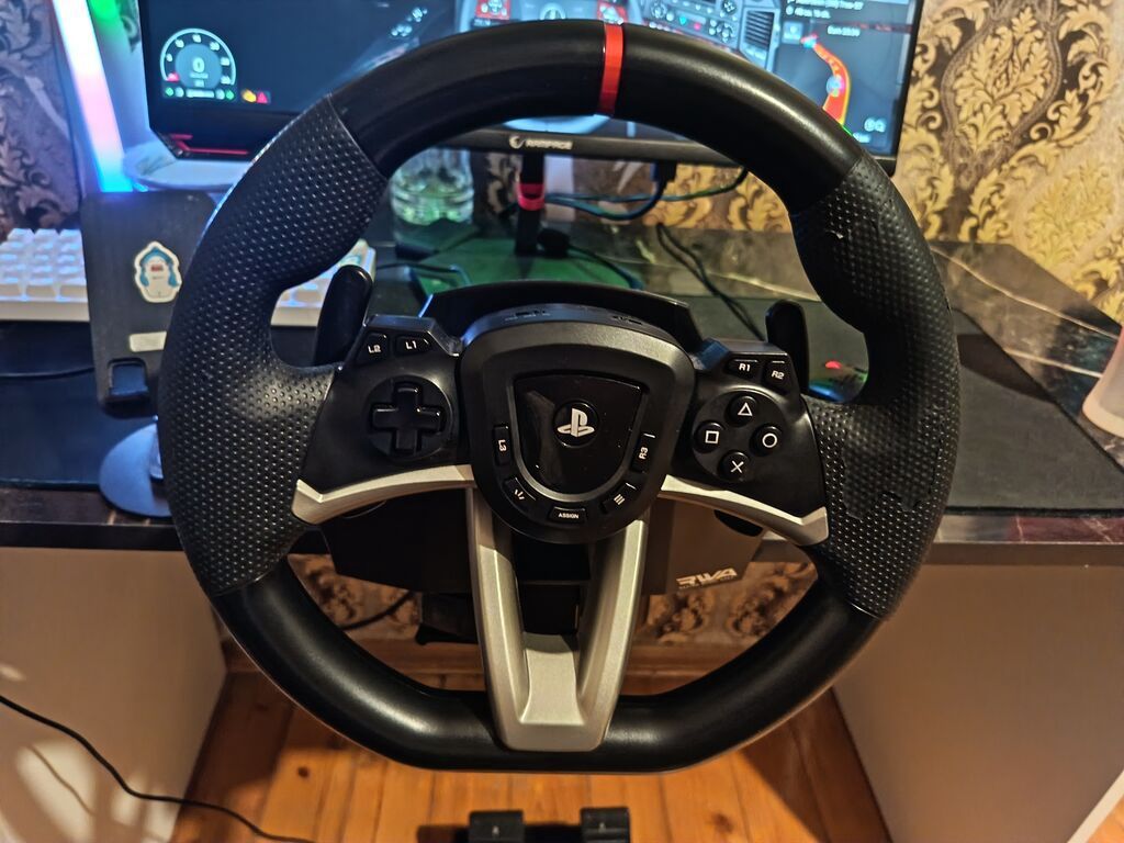 PlayStation üçün sükan və pedal dəsti. Rul üzərində PlayStation