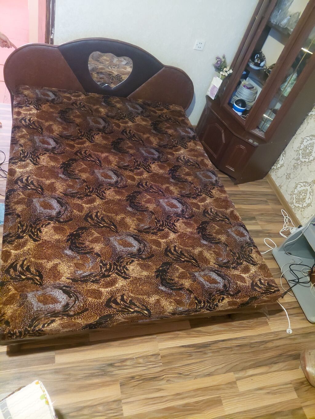 İki nəfərlik taxt və matras dəsti - Ölçü: təxminən 140-160 sm en