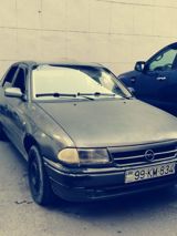 Opel Astra F sedan Xüsusiyyətlər: - Kuzov: sedan, tünd boz rəng - — Avtomobil