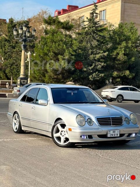 Mercedes-Benz E-Class (W210) sedan – gümüşü rəng - Kuzov: 4 qapılı