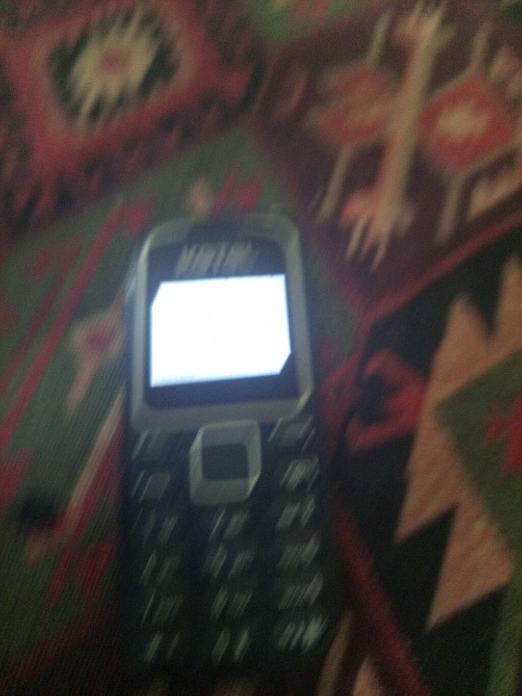 Sadə düyməli mobil telefon - Kompakt korpus, fiziki klaviatura və — Elektronika, Bakı
