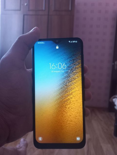 Smartfon – 6.5" tam ekranlı displey, “su damcısı” formalı ön kamera