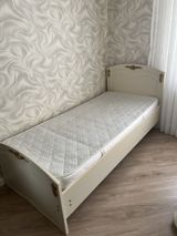 Tək nəfərlik klassik üslubda çarpayı və döşək dəsti. - Ölçü: təxminən — Mebel