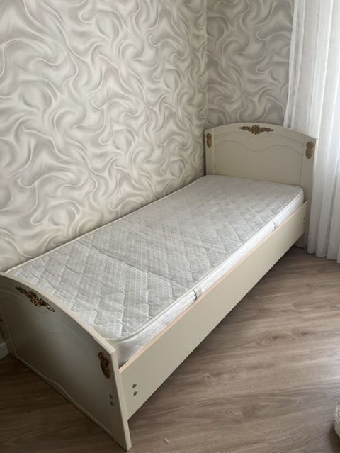 Tək nəfərlik klassik üslubda çarpayı və döşək dəsti. - Ölçü: təxminən