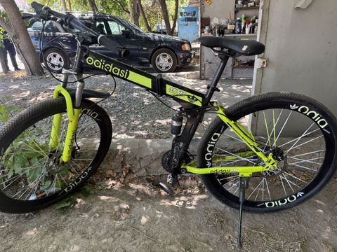Dağ velosipedi — Adidas brendli MTB, sarı-qara