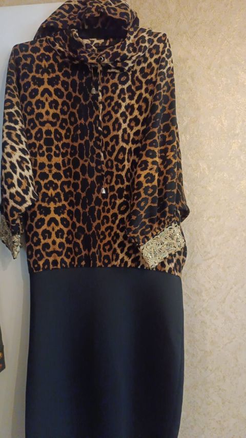 Leopard naxışlı üst hissəsi və qara düz alt hissəli qadın donu. -